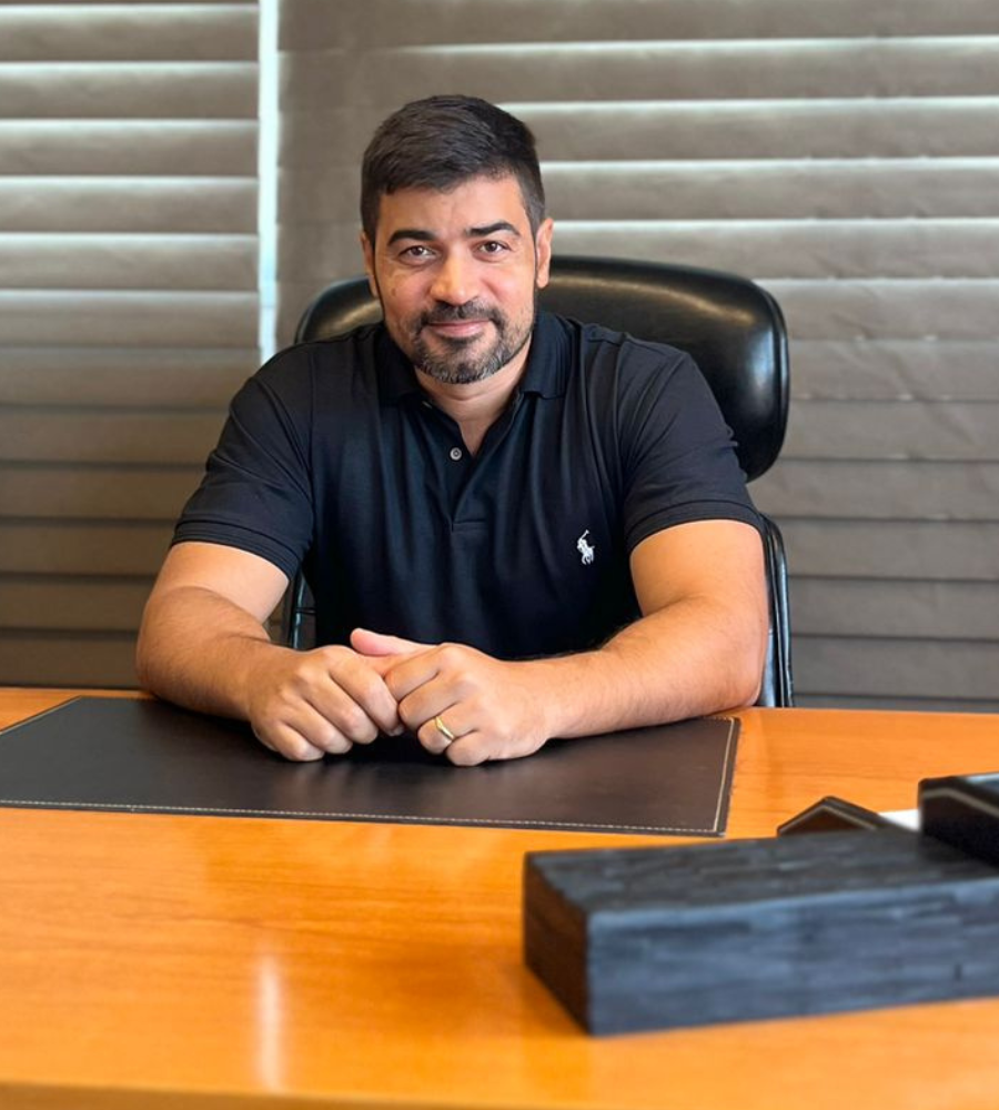 Ton Curtis, fundador da Máquina de Vendas, em seu escritório